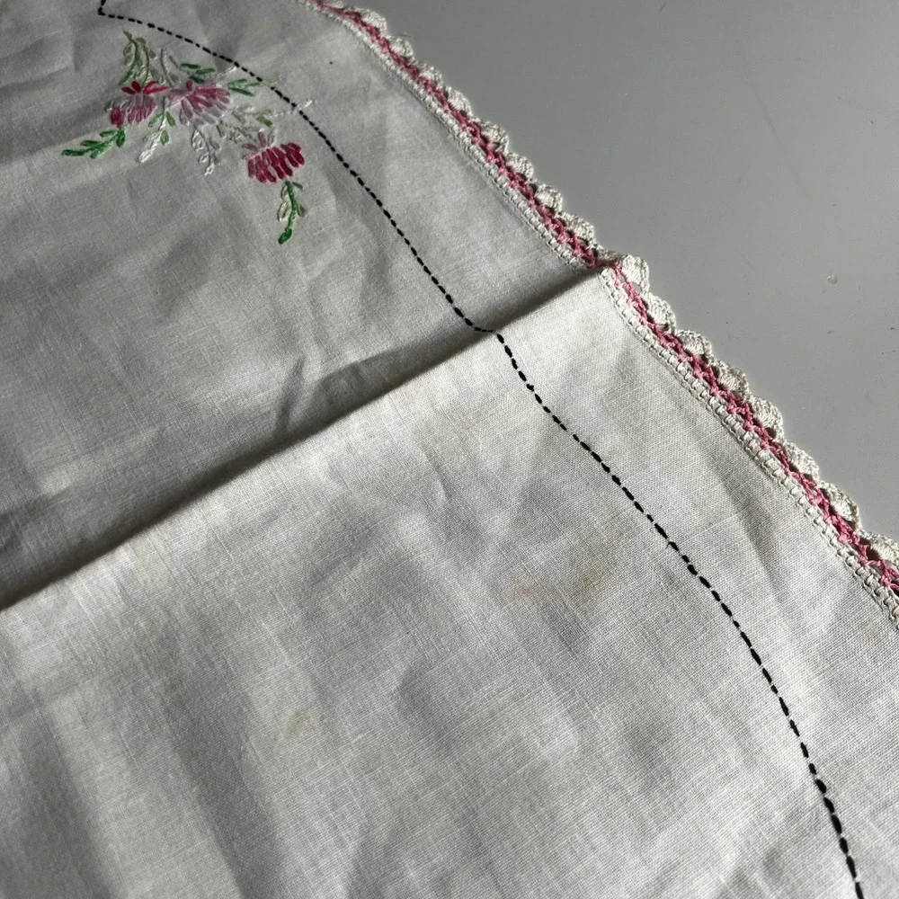 Vintage Hand Embroidered Table Runner Floral Butterfly Pink Crochet Lace 34x13.5